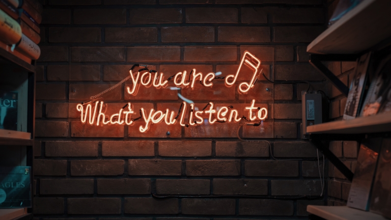 Hier gibt es was auf die Ohren: Hört meine Podcasts! (Bild: Mohammad Metri on Unsplash)