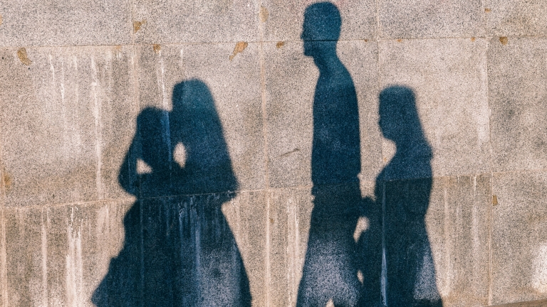 Familie im Schatten (Bild: Igor Ovsyannykov on Unsplash)